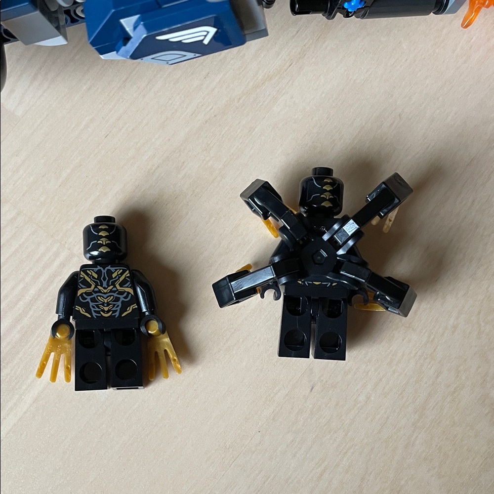 LEGO Set 76123 Captain America: Outriders Attack - Picture 7 of 8